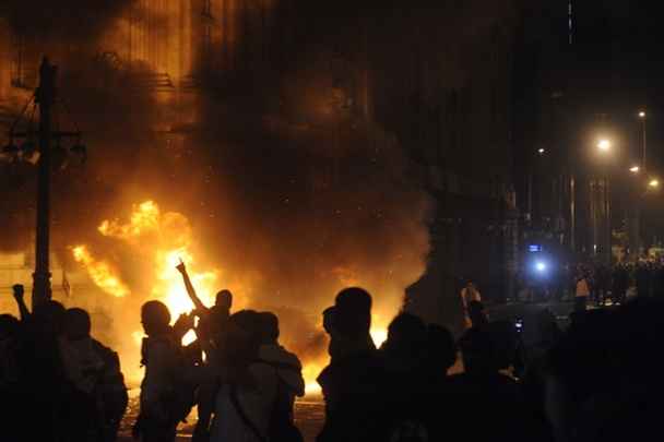 Grupos de manifestantes colocou fogo em latas de lixo, carros e depredou prédios públicos. As manifestações ocorreram simultaneamente em outras cidades do país, onde foram pacíficas