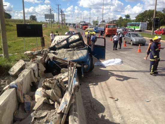 O motorista ficou preso nas ferragens, não resistiu aos ferimentos e morreu no local