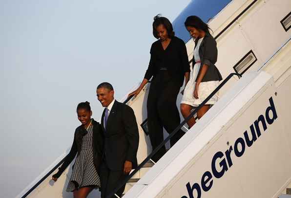 Barack Obama junto com a primeira dama Michelle Obama e as filhas Sasha e Malia desembarcam no aeroporto de Berlim