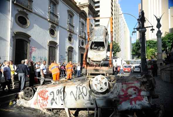 O centro do Rio de Janeiro amanheceu com lojas e prédios públicos depredados, além de carros destruídos, depois das manifestações de segunda-feira (17/6)