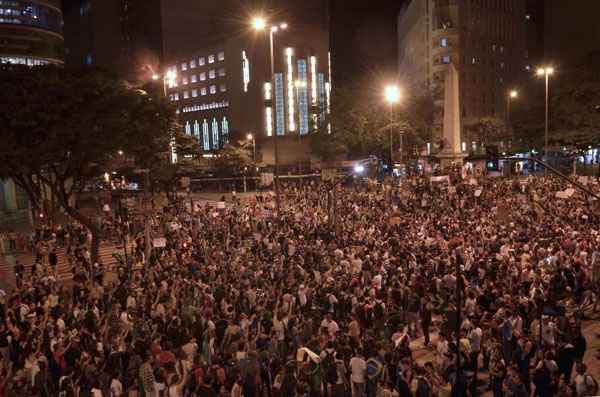 A Praça Sete foi tomada por manifestantes na noite desta terça