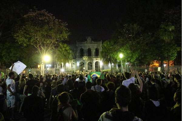 Palácio da Liberdade: diante da antiga sede do executivo estadual, manifestantes protestam