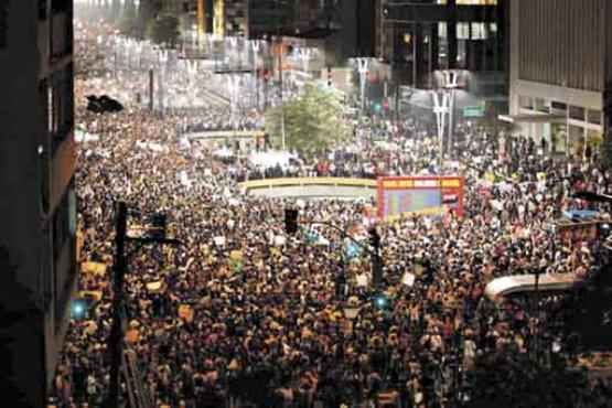 Manifestantes ocupam de forma pacífica os dois sentidos da Avenida Paulista após uma caminhada de três quilômetros desde a Praça da Sé, no Centro antigo