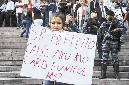 Manifestante em frente à Assembleia Legislativa do Rio de Janeiro: cobrança por melhorias no transporte