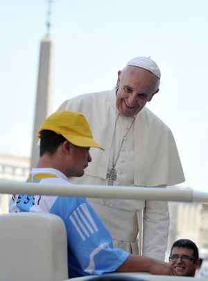 Papa Francisco conversa com um rapaz no papamóvel na audiência geral semanal na Praça de São Pedro, no Vaticano