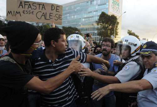 Conflito entre manifestantes e policiais durante a Marcha do Vinagre na Esplanada dos Ministério