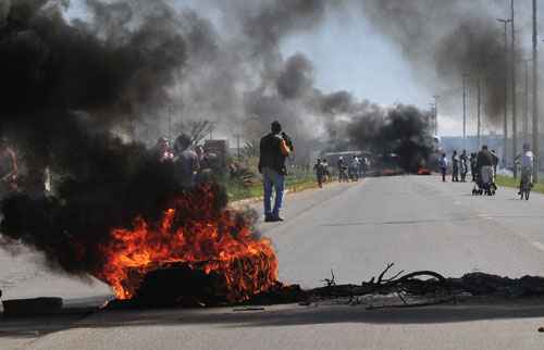 Manifestantes queimam pneus para bloquear vias da BR-040