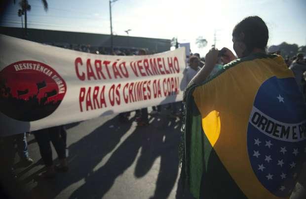 Manifestantes fazem protesto em frente à subprefeitura do M'boi Mirim, zona sul de São Paulo