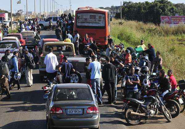 Manifestantes invadiram as pistas que ligam a capital federal à Luziânia e interromperam em vários momentos o trânsito no local