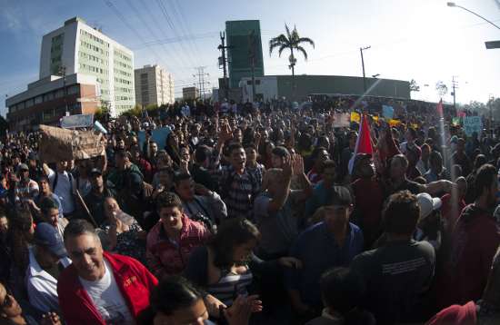 Manifestantes em frente à subprefeitura do M'boi Mirim, zona sul de São Paulo