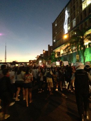 Manifestantes em frente ao Conjunto Nacional