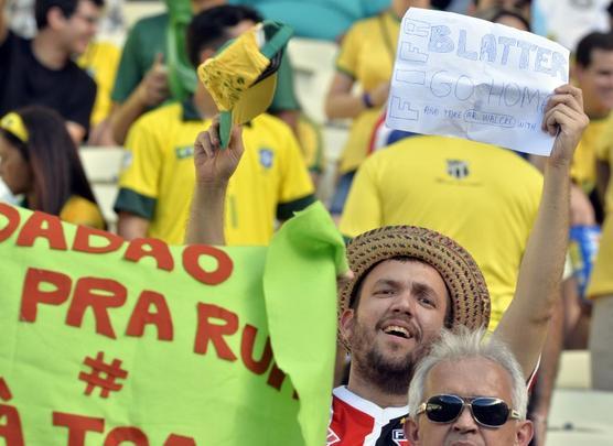 Torcedor critica Blatter, da Fifa