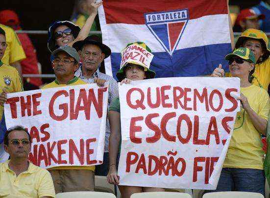 Os torcedores levaram até cartazes com slogans dos protestos, como 