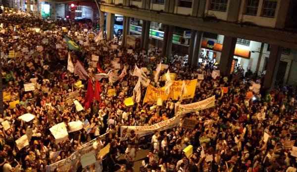 Integrantes do protesto caminhando na direção da ponte Rio-Niterói