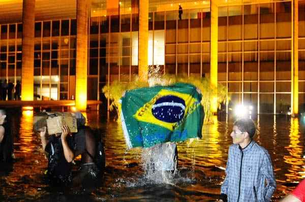 Manifestantes invadiram o Lago do Itamaraty, já na dispersão do protesto