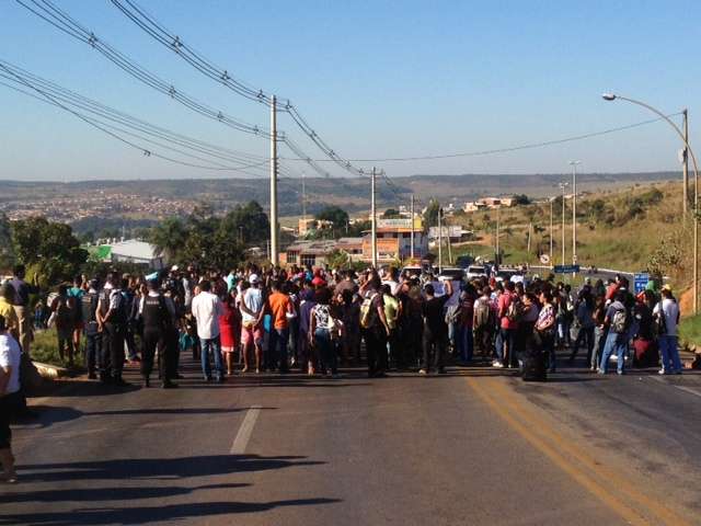 Manifestantes fecham a via que dá acesso a São Sebastião