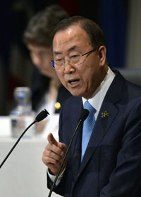 Secretário-Geral das Nações Unidas Ban Ki-moon durante sessão da Quinta Conferência Internacional de Tóquio sobre o Desenvolvimento Africano (TICAD V) em Yokohama, perto de Tóquio, em 01 de junho de 2013 de abertura. Japão é dar 14 bilhões de dólares em ajuda para a África ao longo dos próximos cinco anos, o primeiro-ministro Shinzo Abe disse em 1 de Junho, na abertura da conferência em Tóquio, no continente rico em recursos. AFP PHOTO / POOL / FRANCK Robichon