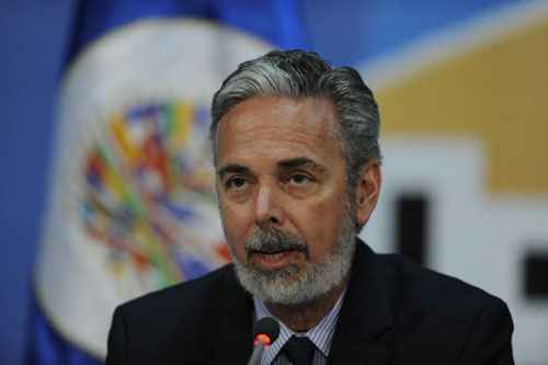 Antônio Patriota fala em uma conferência de imprensa durante a XLIII Reunião Ordinária da Organização dos Estados Americanos Assembleia Geral, na Guatemala