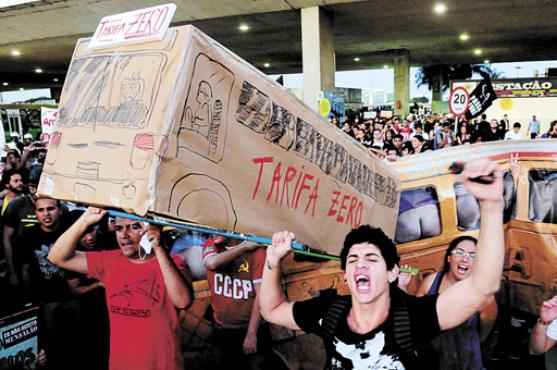 Dois grupos participaram do protesto em nome do transporte público