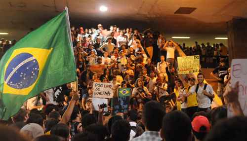 Manifestantes se concentram para a Marcha do Vinagre, na Rodoviária do Plano Piloto, em Brasília