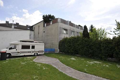 Vista da parte de trás da casade Josef Fritzl, pai  que forçou a filha  ter sete de seus filhos e segurou-a em cativeiro por mais de duas décadas, em Amstetten