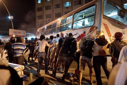 Manifestantes tentam derrubar ônibus em Niterói, no Rio de Janeiro