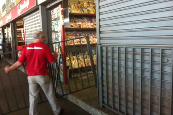 Comerciantes as fecham portas na Rodoviária durante a chegada de manifestantes