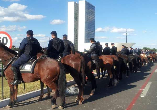 A Cavalaria da PM circula próximo ao Congresso Nacional