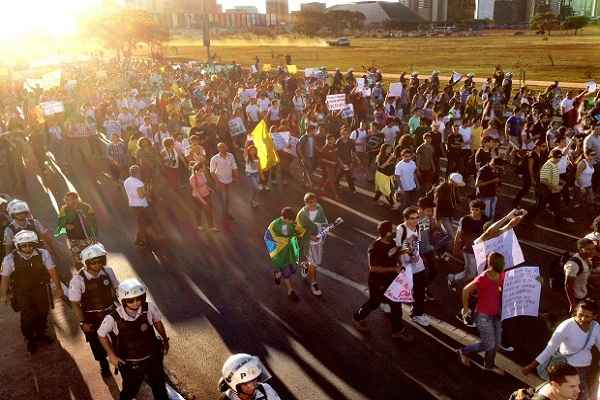 Manifestantes caminham no Eixo Monumental para o Congresso Nacional