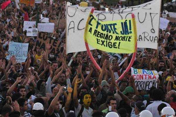 30 mil manifestantes estão no Congresso, neste momento, segundo a Polícia Militar