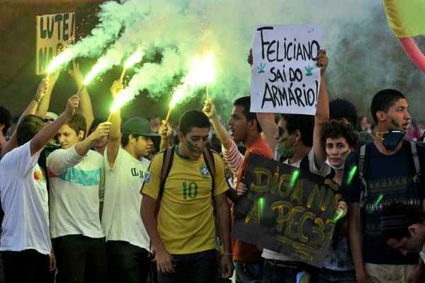 Manifestantes acendem tocha