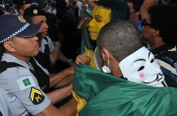 Manifestantes tentam furar bloqueio da Polícia Militar em frente ao Congresso