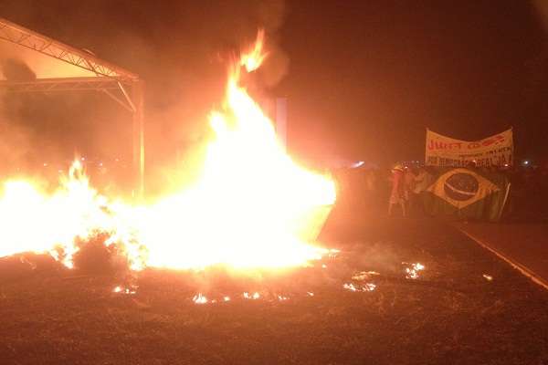 Fogueira perto da tenda próximo a Esplanada