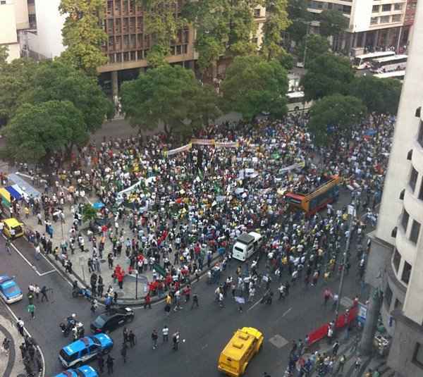 Manifestação acontece no Rio de Janeiro, onde Taiti e Espanha se enfrentam no Maracanã