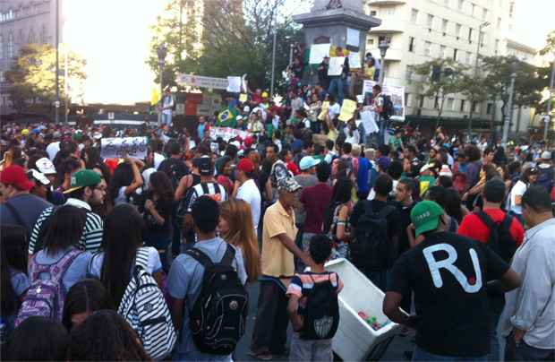 Manifestantes já ocupam a Praça Sete, no centro da capital