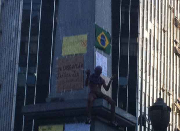 17h05 Jovem pichador é vaiado por manifestantes