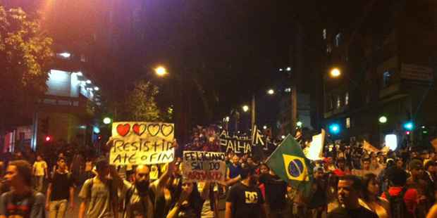 19h40 - Manifestantes seguem em direção à Câmara Municipal de Belo Horizonte