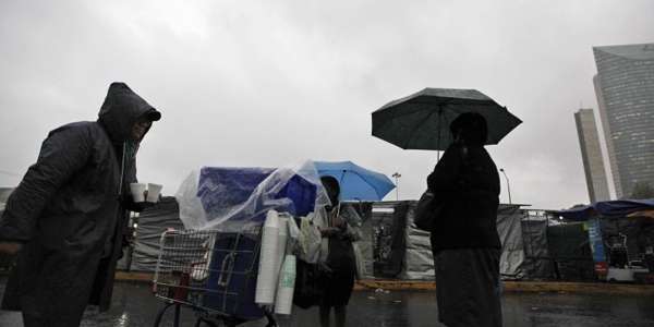 A tempestade se desloca a uma velocidade de 7 km/h, com ventos sustentados de 65 km/h e rajadas de 85 km/h