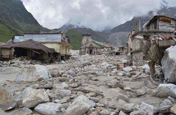 O templo Kedarnath (C): o ambiente foi danificado pelas águas da enchente no Rudraprayag no estado do Himalaia de Uttarakhand