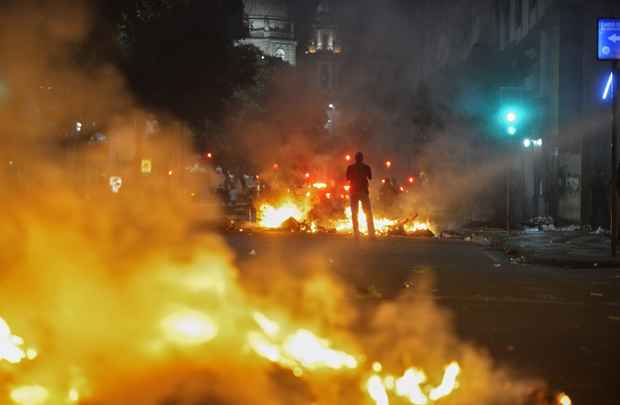 Dezenas de milhares de pessoas participaram de uma passeata que se deslocou da Candelária até a prefeitura do Rio de Janeiro