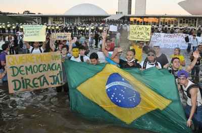 Manifestação com marcha e protesto, contra gastos das Copas e contra a corrupção, em frente ao Congresso Nacional na Esplanada dos Minstérios