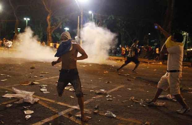 Manifestantes em confronto com a polícia durante um protesto em Belém