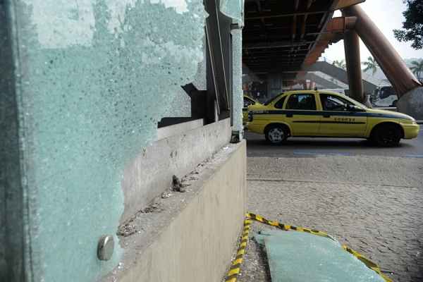 Depois de sofrer com atos de vandalismo durante a manifestação, o centro do RJ amanheceu com sinais de destruição. Fachadas e vidraças de lojas, prédios públicos e agências bancárias também foram alvo dos vândalos