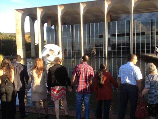 Servidores em frente ao Itamaraty para abraço simbólico