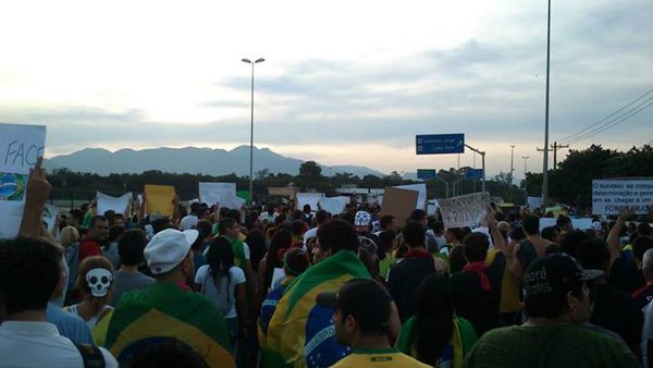 Cariocas tomam conta das ruas da Barra da Tijuca