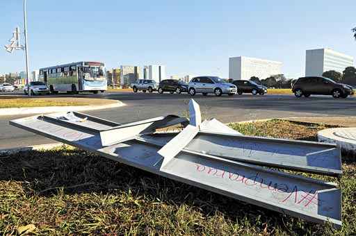 Uma das 20 placas de sinalização destruídas ou pichadas na área central de Brasília: desrespeito, ignorância e falta de educação