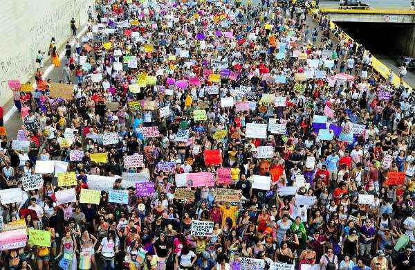 Manifestantes passam pela Rodoviária de Brasília