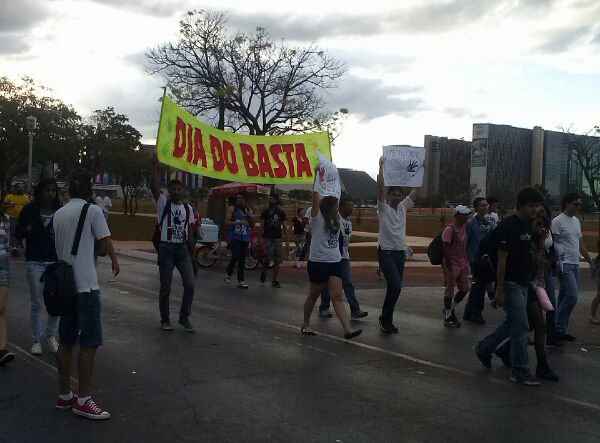 Manifestantes seguem em direção ao Congresso Nacional