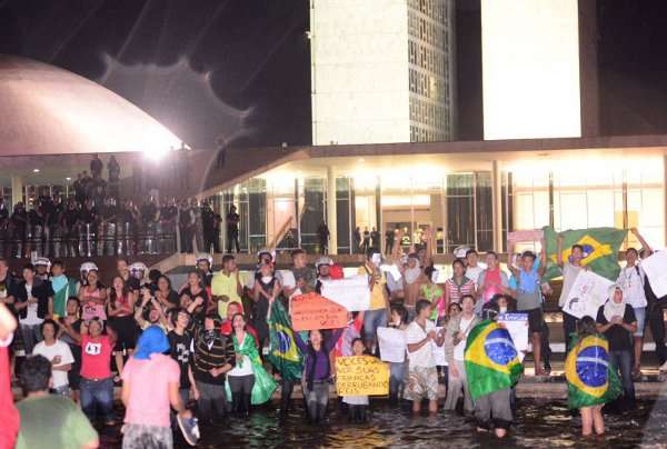 Jovens ocupam o espelho d'água em frente ao Congresso Nacional