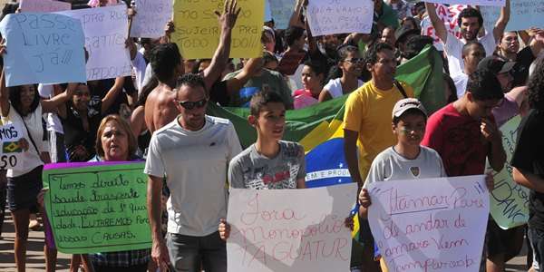 Os manifestantes pedem melhorias em vários setores da cidade